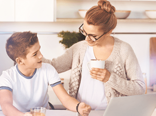 Mère et adolescent orientation scolaire